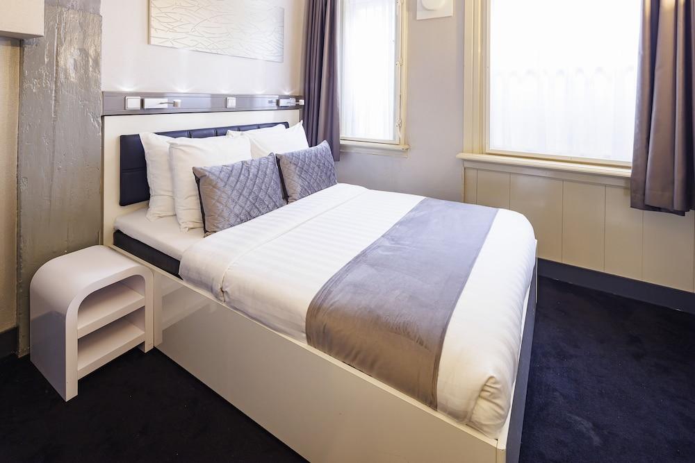 Hotel CC Room Type - Economy Double Room, 1 Double Bed