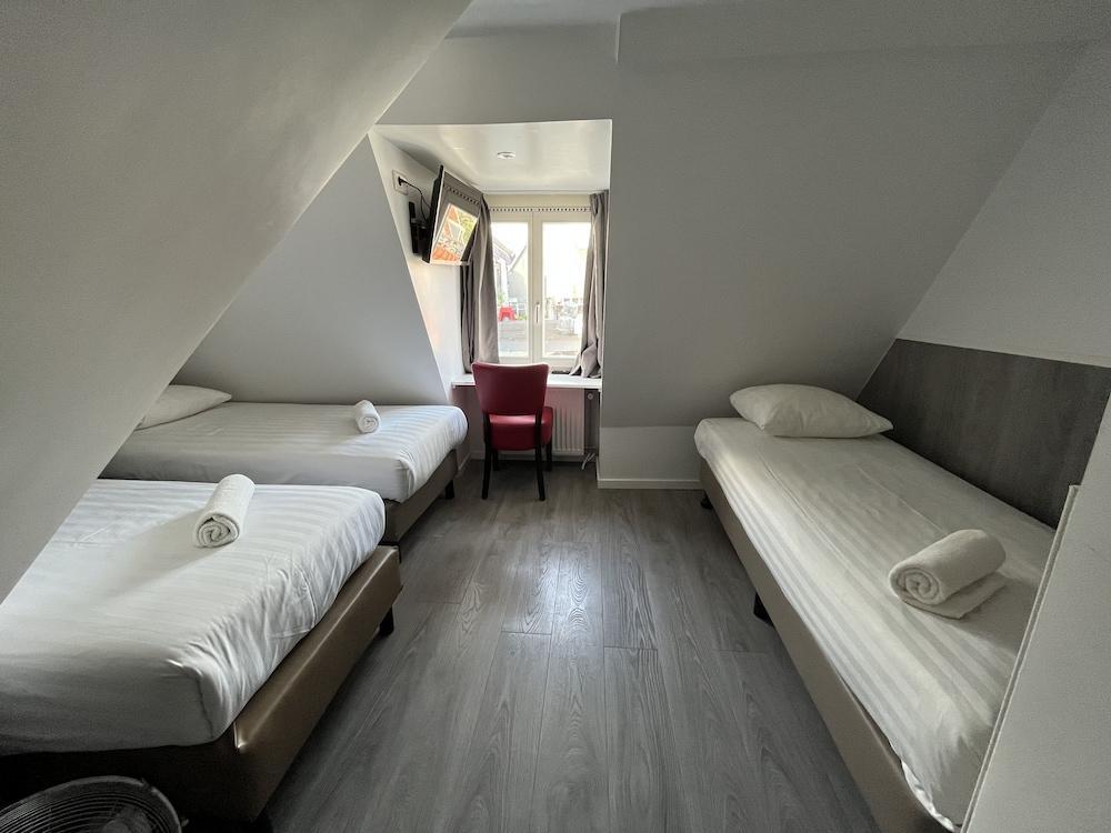 Heart Of Amsterdam - Hostel Room Type - Small Private Triple Room In Attic