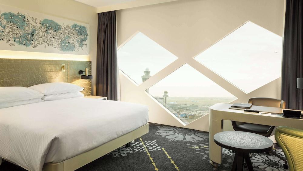 Hilton Amsterdam Airport Schiphol Room Type - Deluxe Room, 1 King Bed (Airport View)