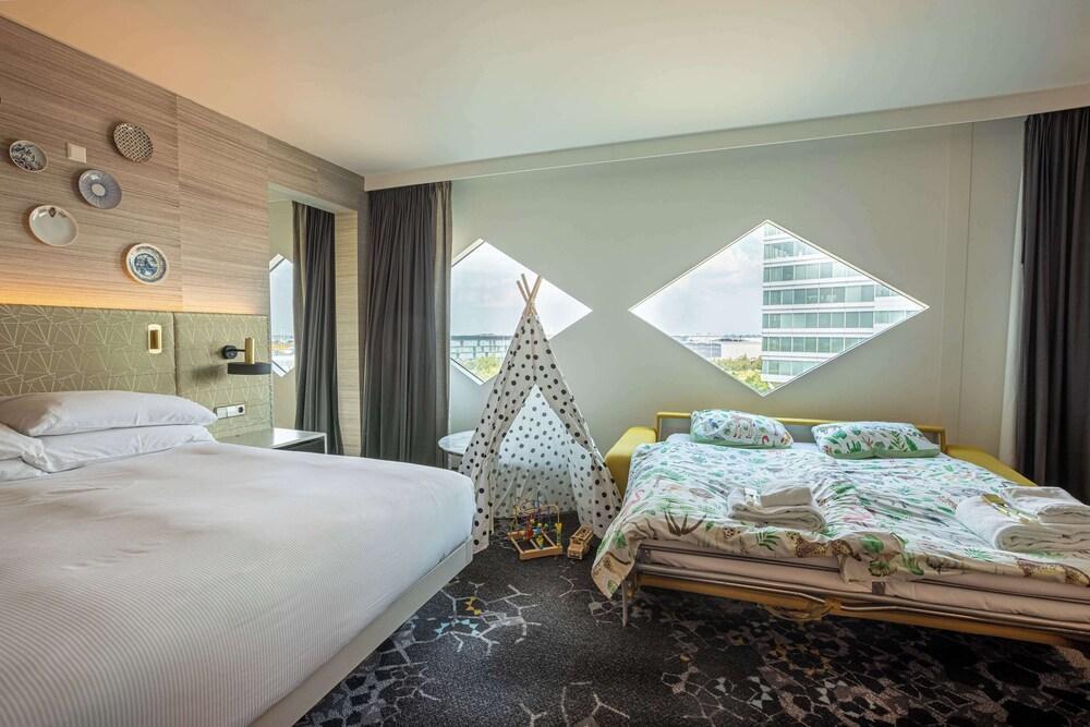 Hilton Amsterdam Airport Schiphol Room Type - Family Room (Airport View)