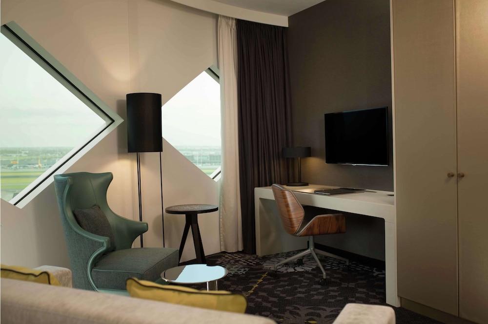 Hilton Amsterdam Airport Schiphol Room Type - Executive Room, 1 King Bed, Club Lounge Access, Corner Hilton Amsterdam Airport Schiphol Room Type - Executive Room, 1 King Bed, Club Lounge Access, Corner