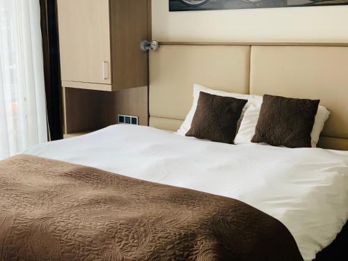 Prinsengracht Hotel Room Type - Deluxe Double Room with Canal View Prinsengracht Hotel Room Type - Deluxe Double Room with Canal View