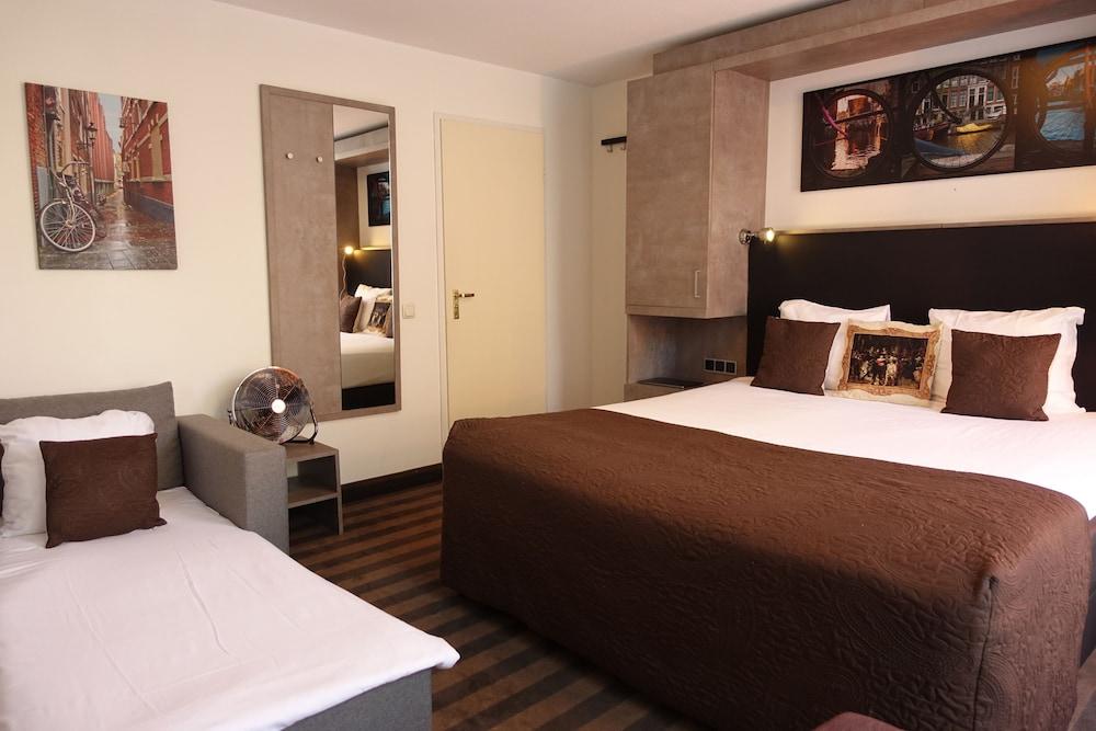 Prinsengracht Hotel Room Type - Triple Room, 2 singlebeds pushed together with a Sleeping Chair, Garden View