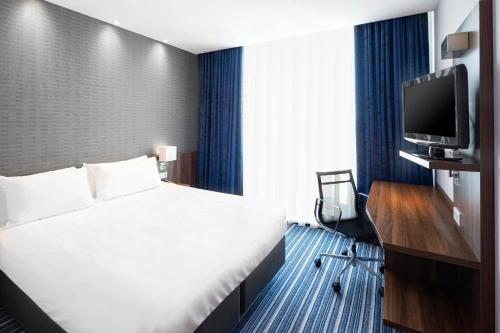 Holiday Inn Express Amsterdam - Sloterdijk Station - Tap to explore photos