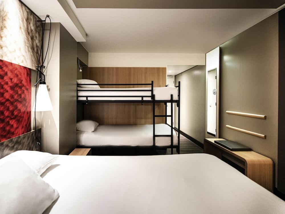 ibis Amsterdam Centre Room Type - Family Room, Multiple Beds (View of the trains) ibis Amsterdam Centre Room Type - Family Room, Multiple Beds (View of the trains)