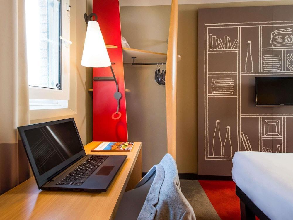 ibis Amsterdam Centre Room Type - One room with 2 Single Size Beds