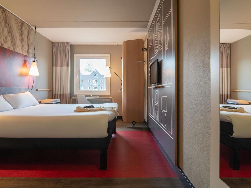IBIS AMSTERDAM CENTRE STOPERA Room Type - Room, 1 Double Bed, Canal View
