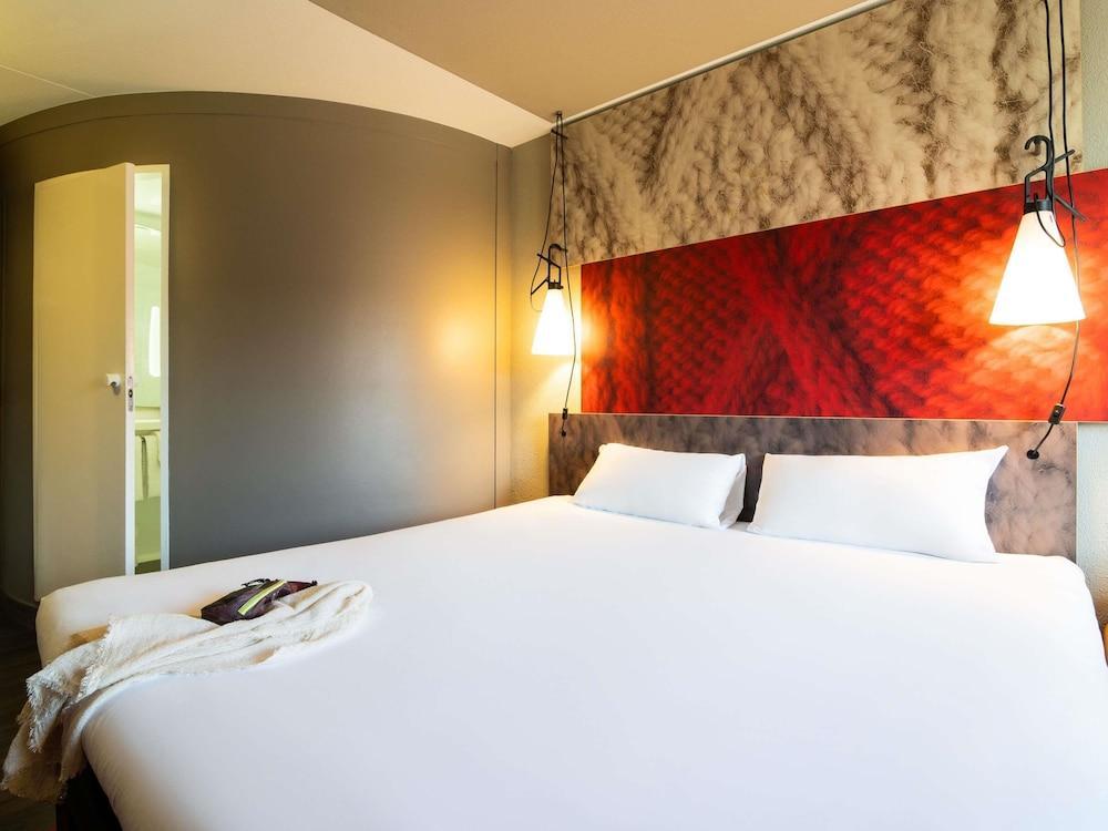IBIS AMSTERDAM CENTRE STOPERA Room Type - Standard Room, 1 Double Bed IBIS AMSTERDAM CENTRE STOPERA Room Type - Standard Room, 1 Double Bed