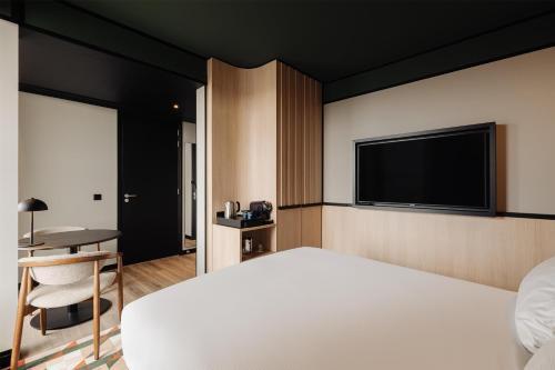 DoubleTree by Hilton Amsterdam Centraal Station - Tap to explore photos