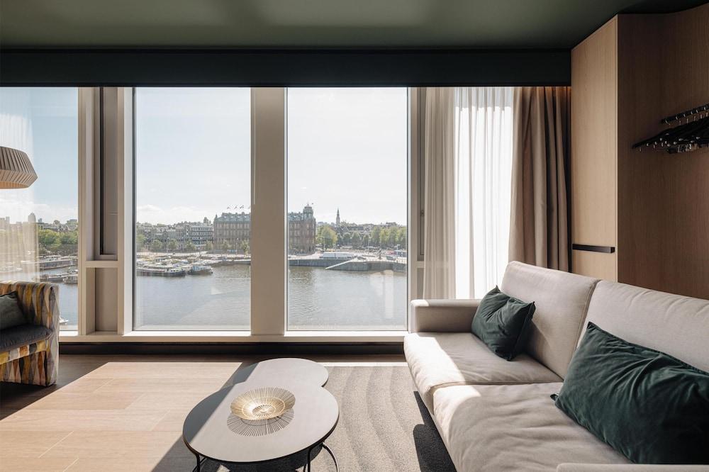 DoubleTree by Hilton Amsterdam Centraal Station Room Type - One Bedroom Superior Suite with City View DoubleTree by Hilton Amsterdam Centraal Station Room Type - One Bedroom Superior Suite with City View