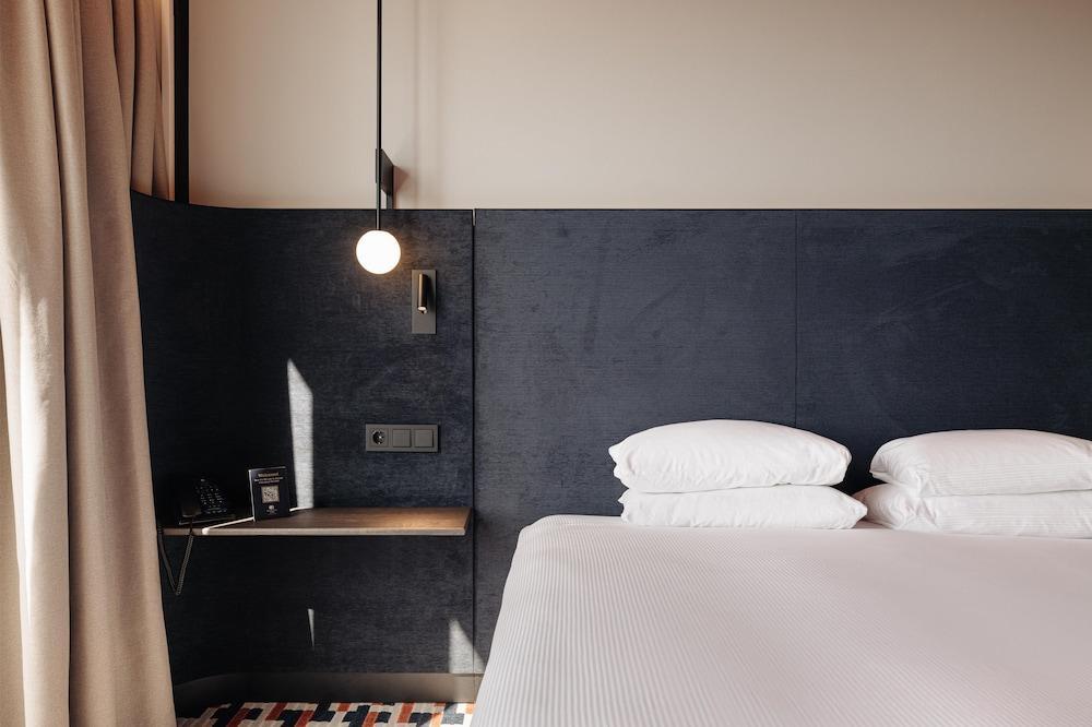 DoubleTree by Hilton Amsterdam Centraal Station Room Type - Room, 1 King Bed