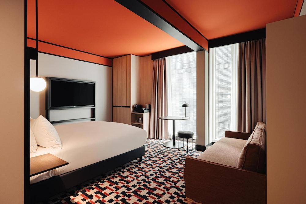 DoubleTree by Hilton Amsterdam Centraal Station Room Type - Family Room with King Bed and Bunk Beds