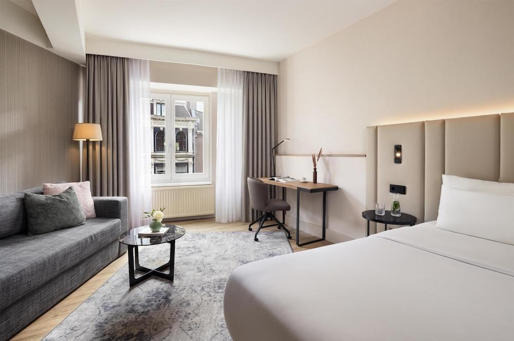 NH Amsterdam Leidseplein Room Type - Superior Street View Room NH Amsterdam Leidseplein Room Type - Superior Street View Room