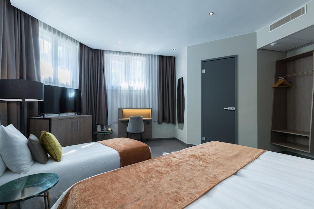 Leonardo Hotel Amsterdam Museum Quarter Room Type - Comfort Room (1 Double 1 Single Bed Limited View)
