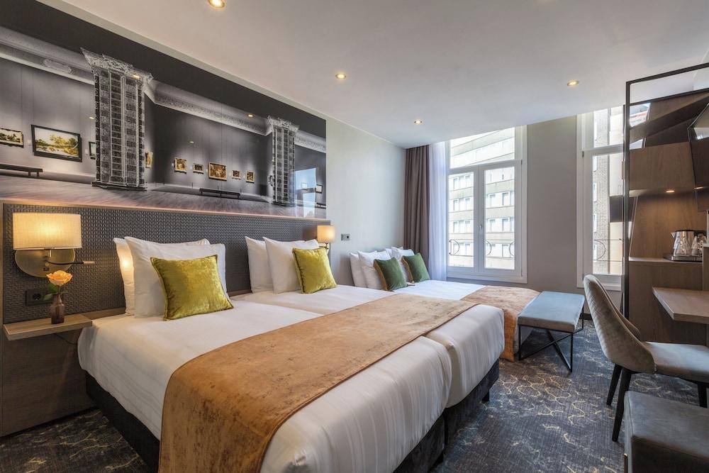 Leonardo Hotel Amsterdam Museum Quarter Room Type - Comfort Room (1 Double Bed 1 Twin Bed)