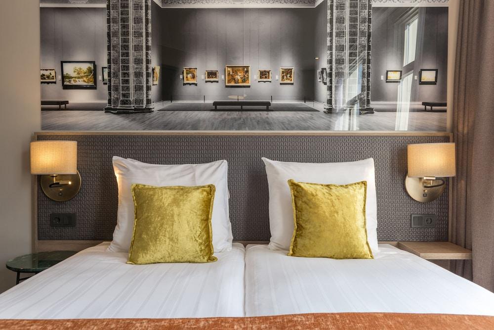Leonardo Hotel Amsterdam Museum Quarter Room Type - Comfort Room (1 Double Bed 1 Single Bed)