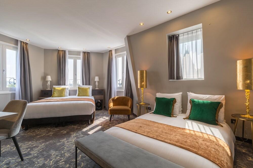 Leonardo Hotel Amsterdam Museum Quarter Room Type - Comfort Room (1 Double Bed 1 Twin Bed) Leonardo Hotel Amsterdam Museum Quarter Room Type - Comfort Room (1 Double Bed 1 Twin Bed)