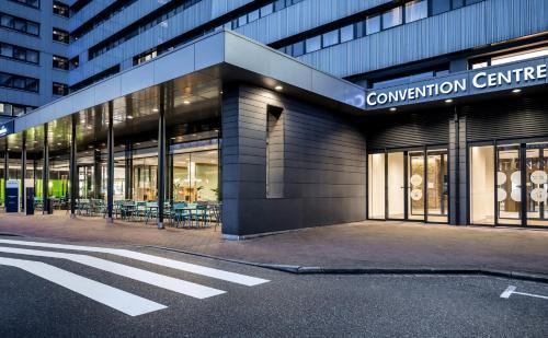 Novotel Amsterdam City - Tap to explore photos