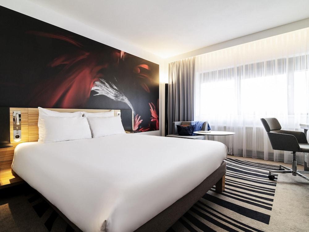 Novotel Amsterdam City Room Type - Superior Room, 1 Queen Bed Novotel Amsterdam City Room Type - Superior Room, 1 Queen Bed