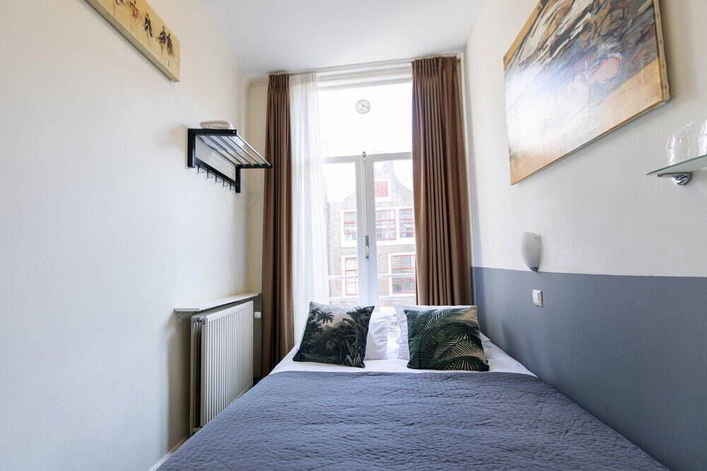 Quentin Arrive Room Type - Basic Room, 1 Double Bed, Shared Bathroom