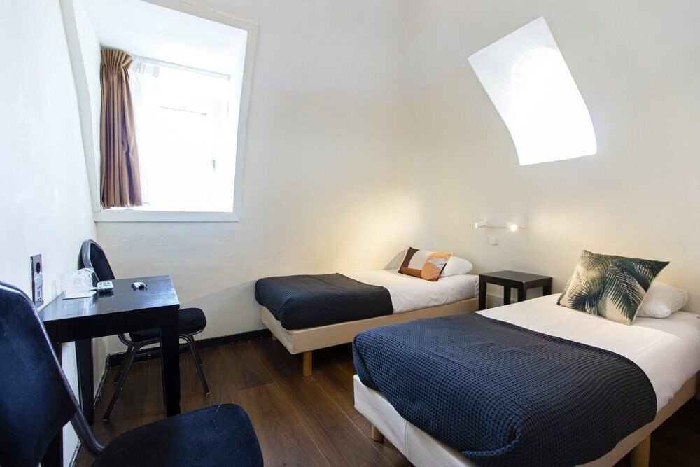 Quentin Arrive Room Type - Basic Room, 2 Twin Beds, Shared Bathroom