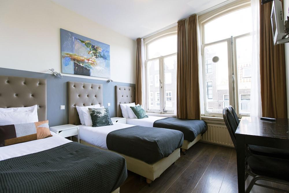 Quentin Arrive Room Type - Basic Triple Room, 3 Twin Beds, Shared Bathroom (4th floor)
