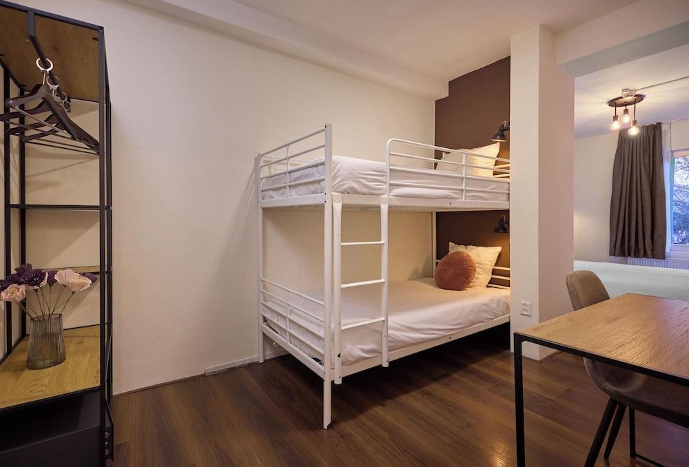 Quentin Museum Square Hotel Room Type - Standard Quadruple Room, Private Bathroom