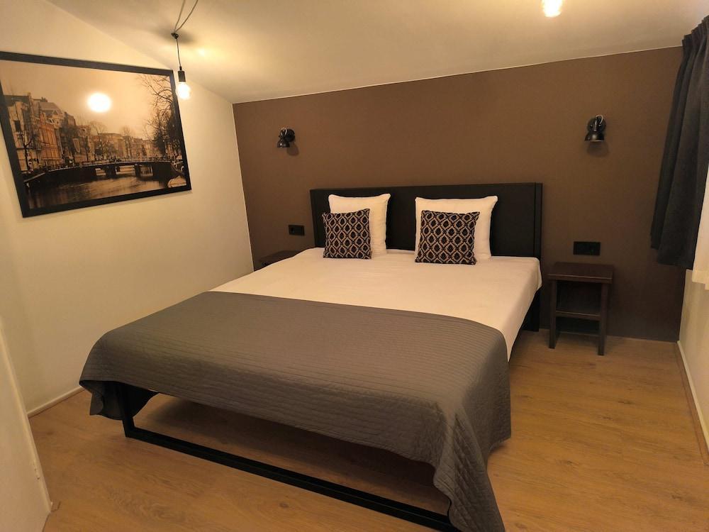Quentin Museum Square Hotel Room Type - Room, 1 King Bed, Garden View