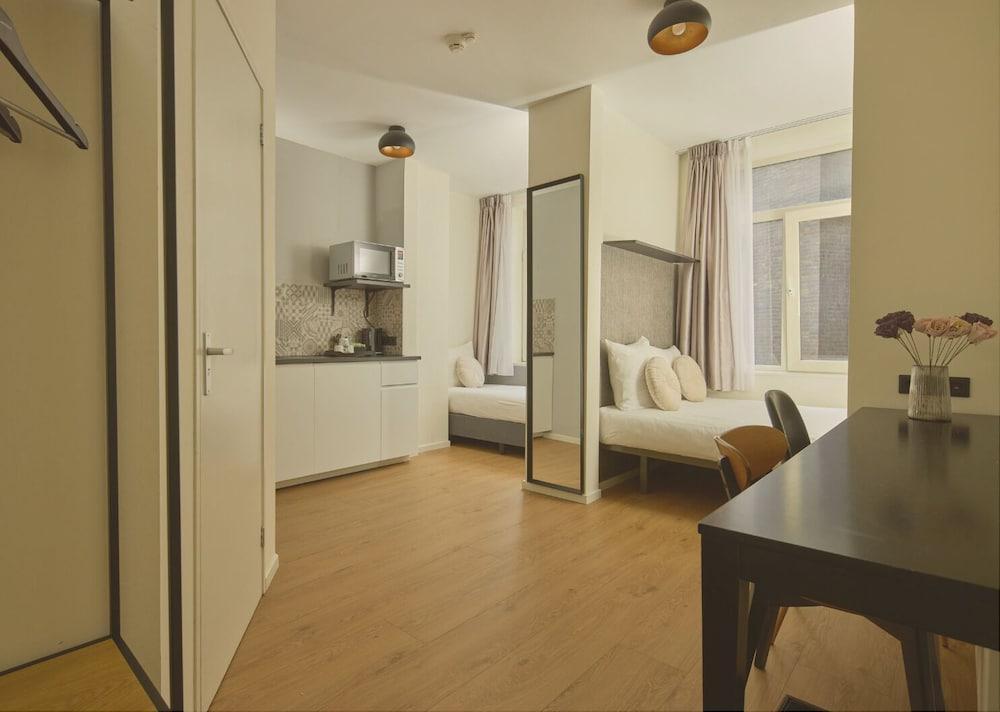 Quentin Canal House Hotel Room Type - Luxury Room, 1 Double Bed, Private Bathroom (bed size: 150 cm)