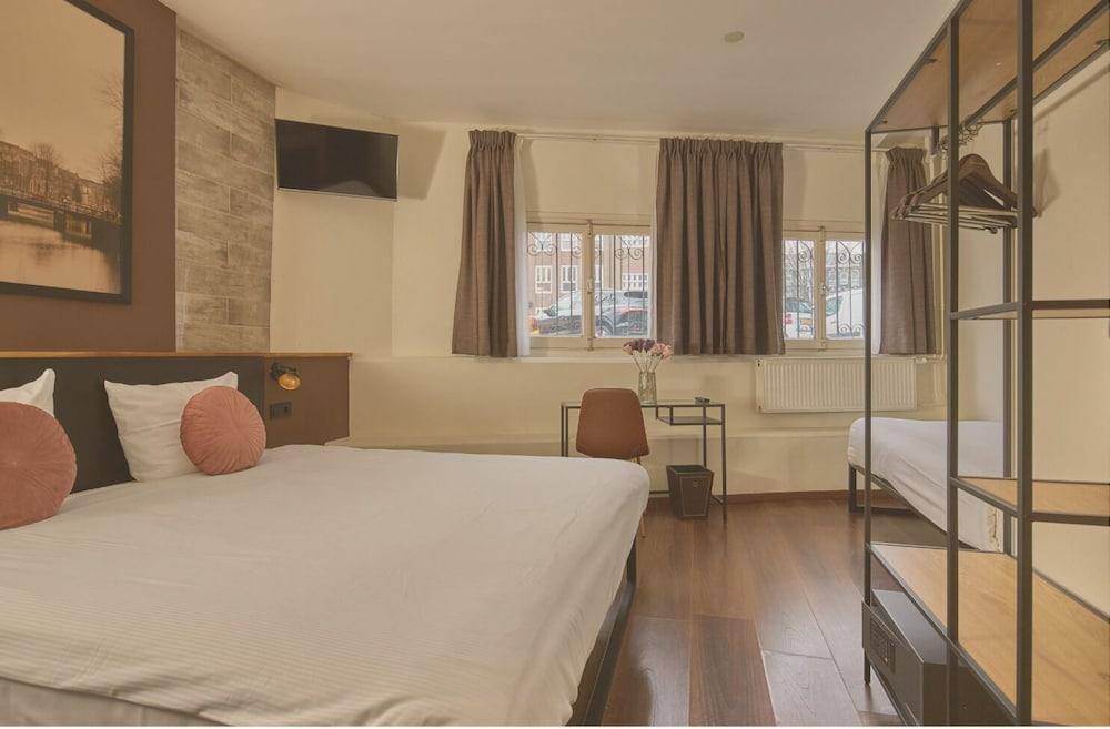 Quentin Canal House Hotel Room Type - Standard Triple Room, Private Bathroom Quentin Canal House Hotel Room Type - Standard Triple Room, Private Bathroom