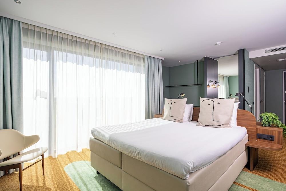 Van der Valk Hotel Schiphol Room Type - Deluxe Double Room, 1 King Bed