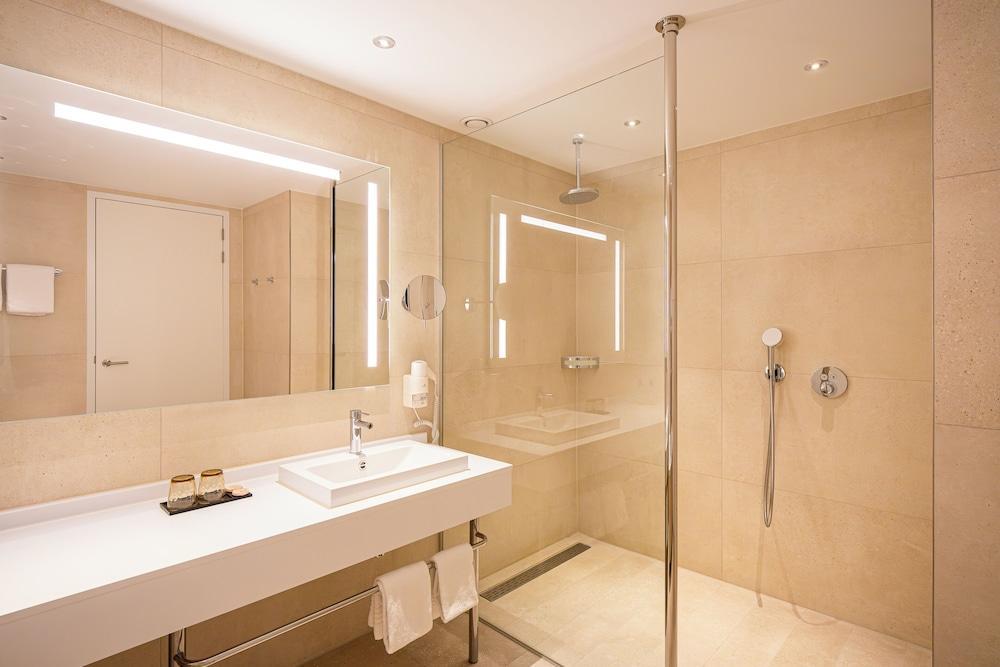 Van der Valk Hotel Schiphol - Tap to explore photos