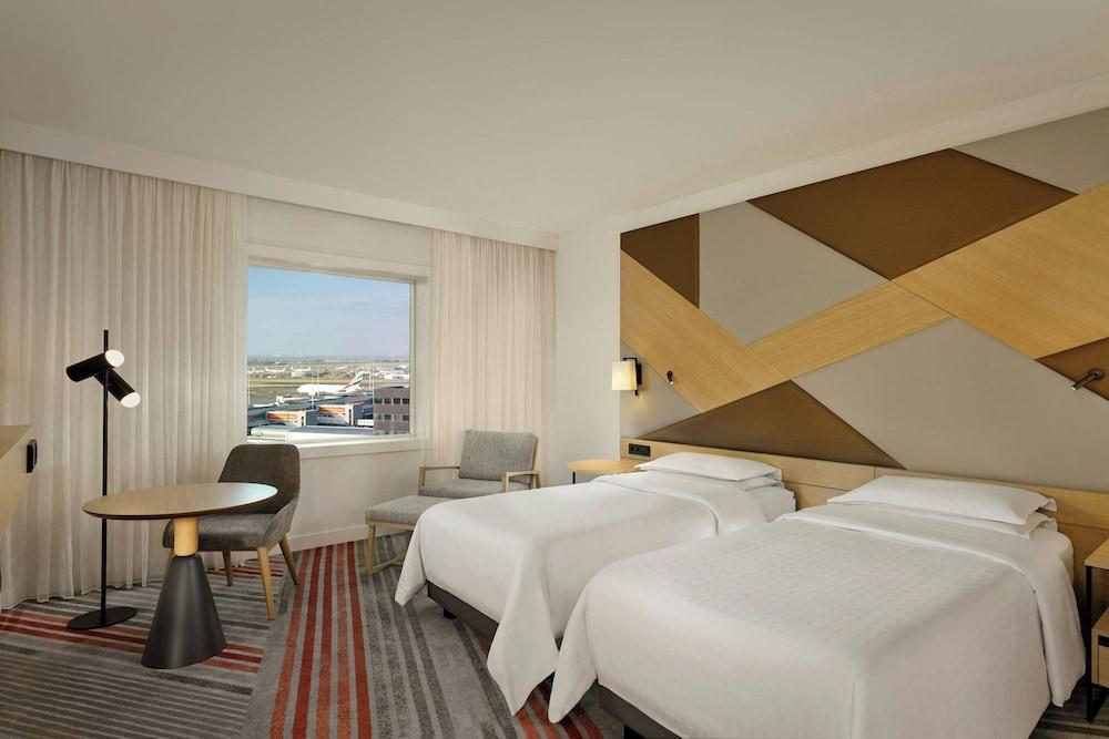 Sheraton Amsterdam Airport Hotel & Conference Center Room Type - Club Room, 2 Twin Beds (View)