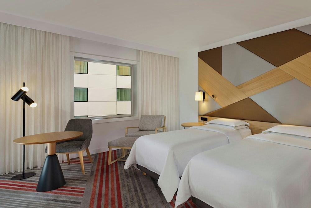Sheraton Amsterdam Airport Hotel & Conference Center Room Type - Deluxe Room, 2 Twin Beds