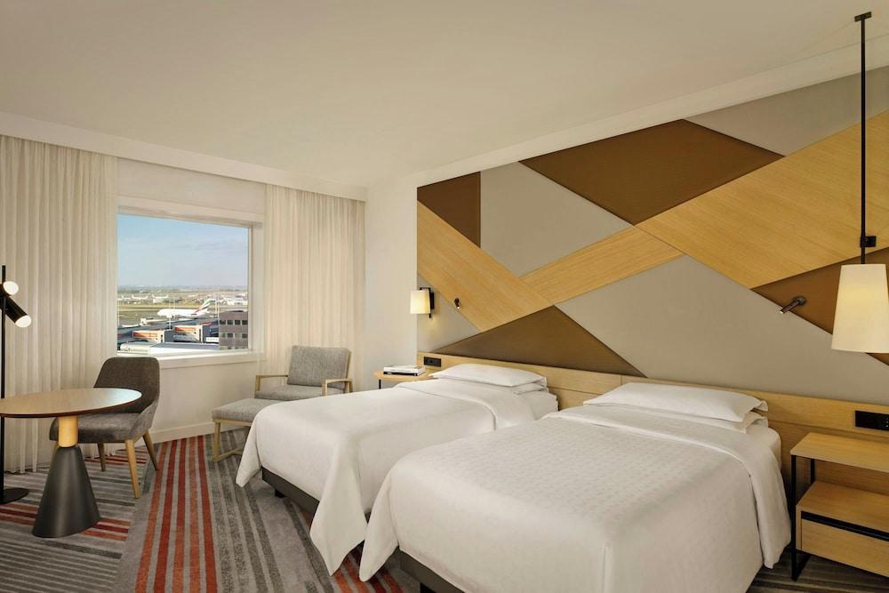 Sheraton Amsterdam Airport Hotel & Conference Center Room Type - Deluxe Room, 2 Twin Beds (View)