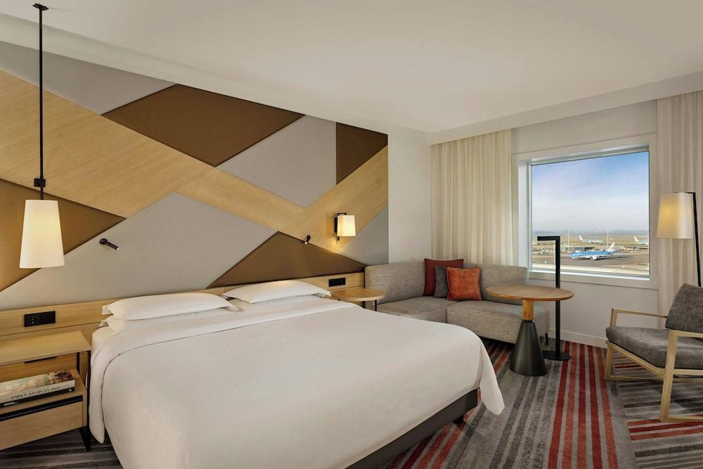Sheraton Amsterdam Airport Hotel & Conference Center Room Type - Deluxe Room, 1 King Bed (View)