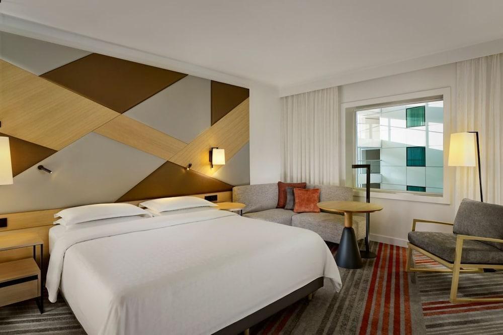 Sheraton Amsterdam Airport Hotel & Conference Center Room Type - Deluxe Room, 1 King Bed