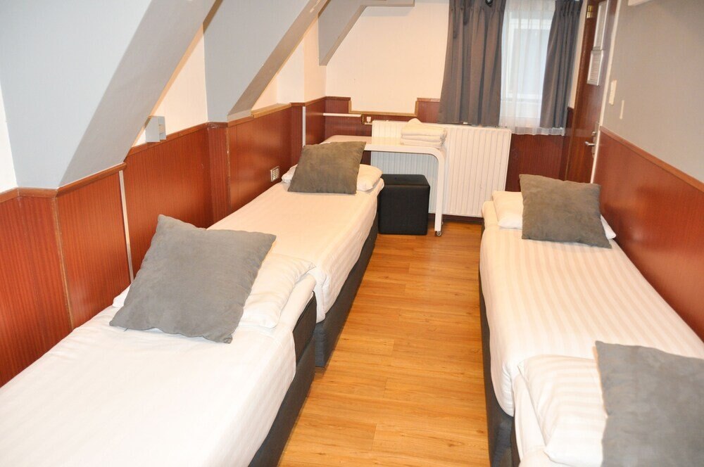 Travel Hotel Amsterdam Room Type - Quadruple Room (single beds)