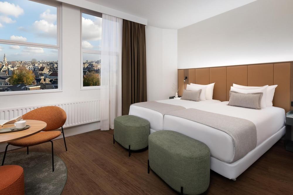 NH City Centre Amsterdam Room Type - Superior Room (Extra Bed 2 adults + 1 child)