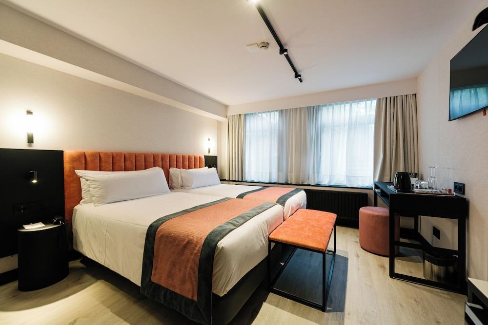 Catalonia Vondel Amsterdam Room Type - Double Room (Souterraine,underground,limited views)