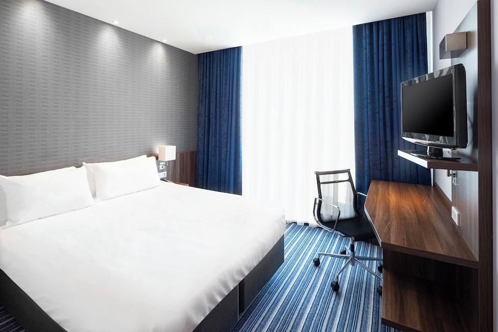 Holiday Inn Express Amsterdam - Schiphol Room Type - Standard Room, 1 Double Bed (Free Breakfast)