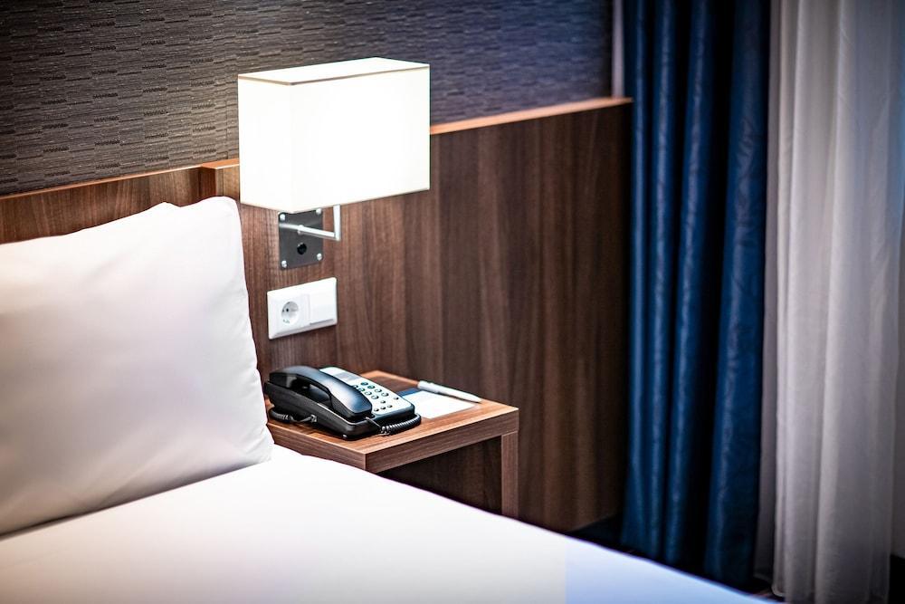 Holiday Inn Express Amsterdam - Schiphol - Tap to explore photos