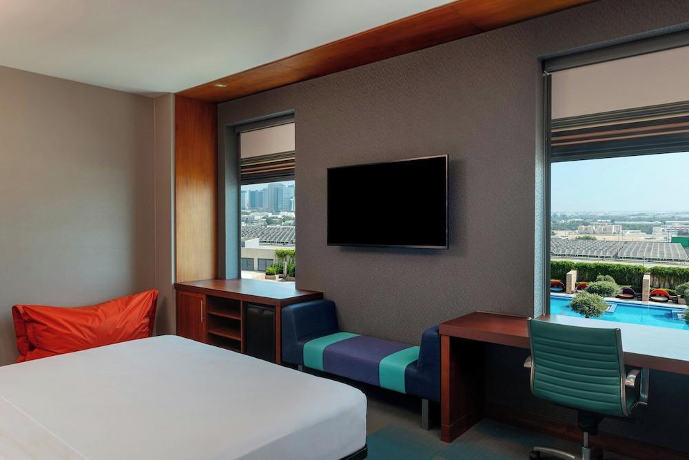 Aloft Abu Dhabi by Marriott Room Type - Splash Room, Guest room, 1 King, Pool view