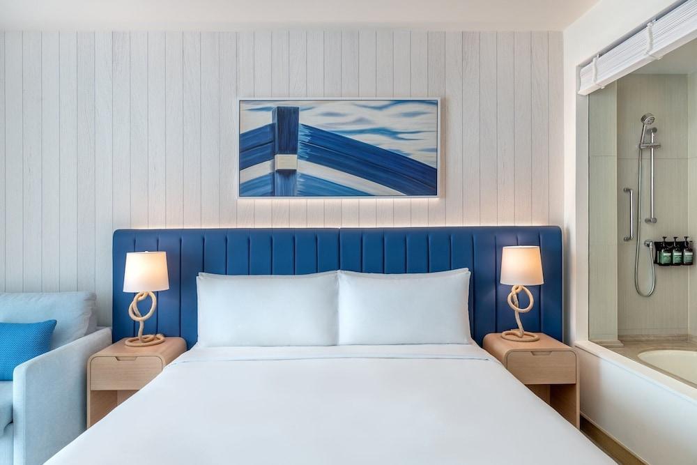 Crowne Plaza ABU DHABI - YAS ISLAND by IHG Room Type - 1 King Deluxe Plaza View Theme Park Access