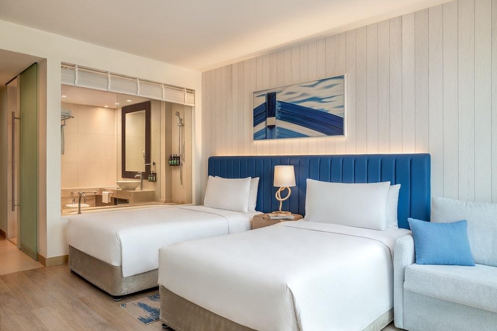 Crowne Plaza ABU DHABI - YAS ISLAND by IHG Room Type - 2 Twin Deluxe Plaza View Theme Park Access
