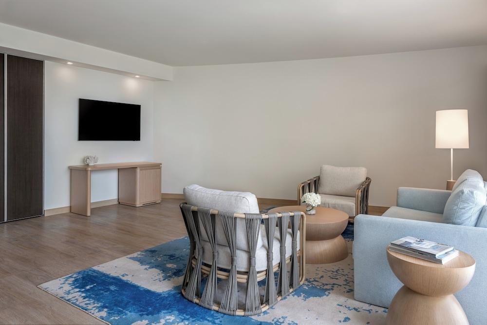Crowne Plaza ABU DHABI - YAS ISLAND by IHG Room Type - 1 Bedroom Suite Plaza View Balcony Theme Park Access