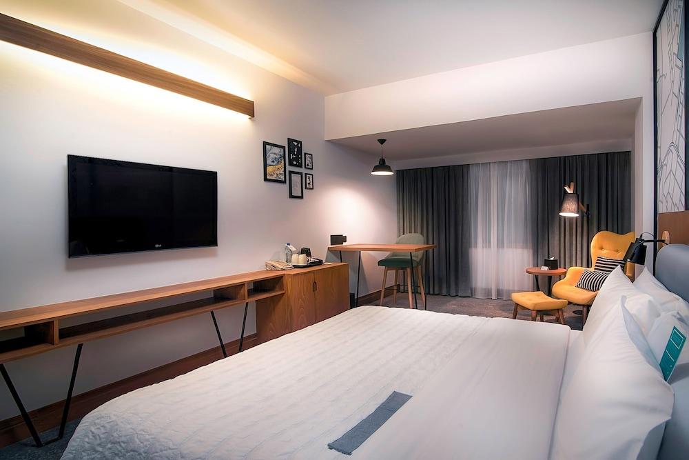 Le Meridien Abu Dhabi Resort Room Type - Deluxe Room, 1 King Bed, Smoking, City View Le Meridien Abu Dhabi Resort Room Type - Deluxe Room, 1 King Bed, Smoking, City View