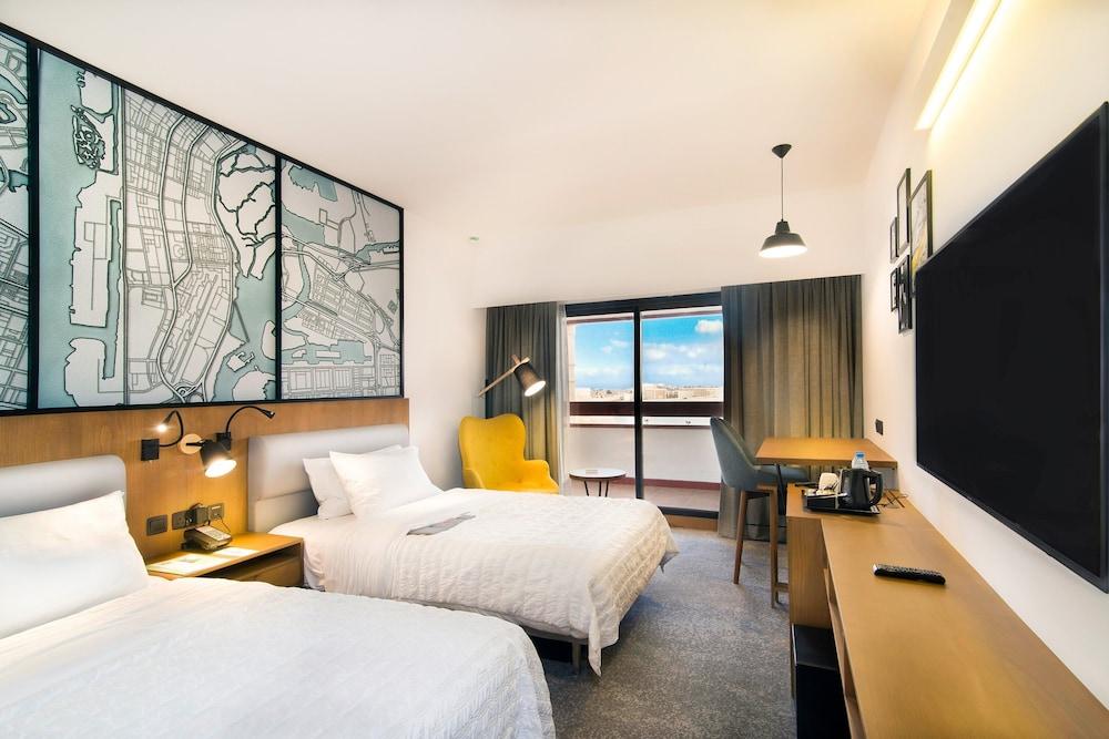 Le Meridien Abu Dhabi Resort Room Type - Deluxe Room, Resort View (Balcony)
