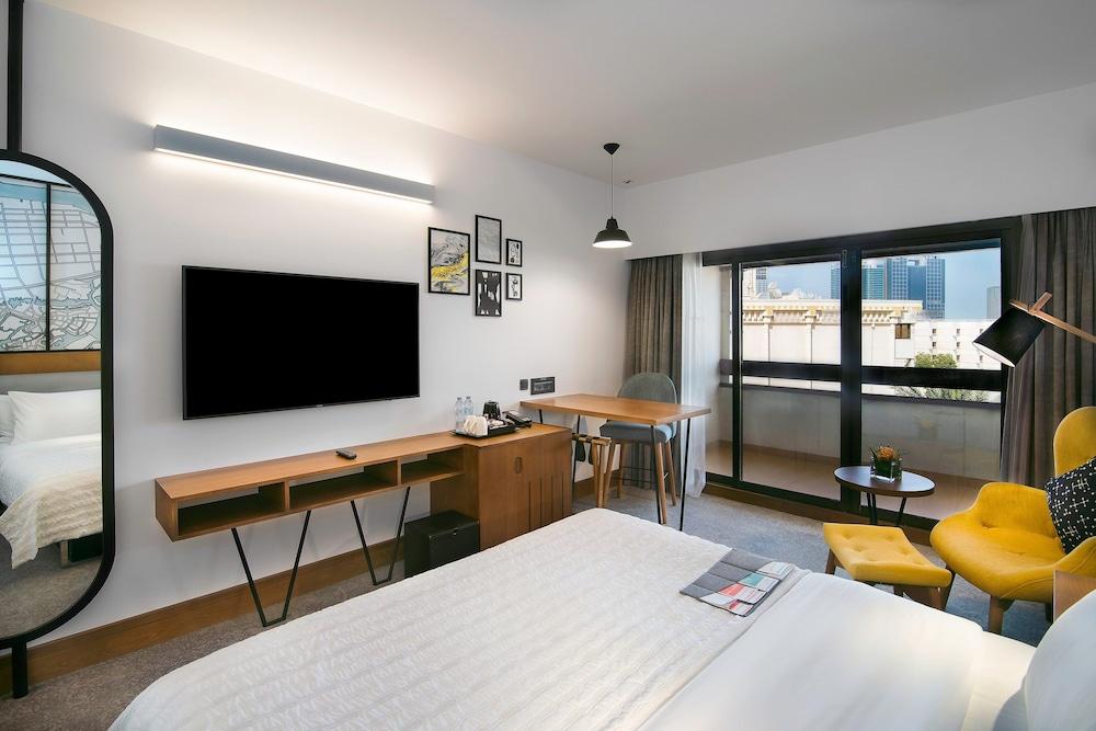 Le Meridien Abu Dhabi Resort Room Type - Club Room, 1 King Bed
