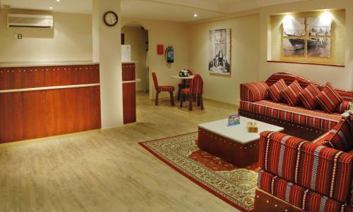 Al Liwan Suites - Tap to explore photos